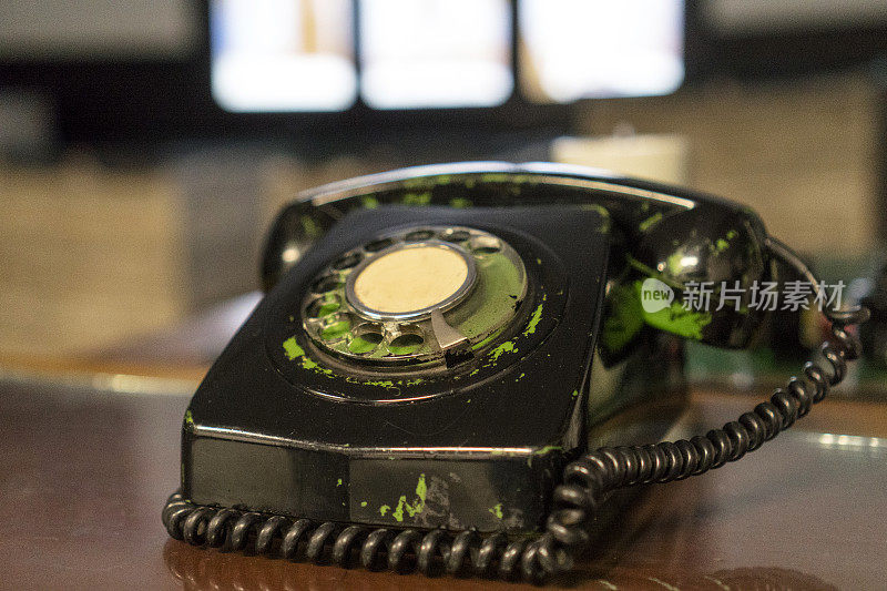 办公桌上的旧电话