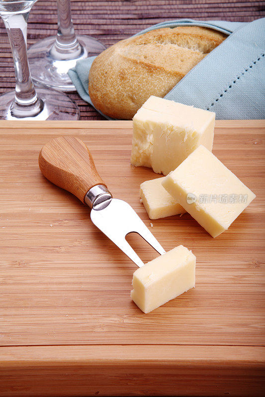 切菜板上放着奶酪和面包