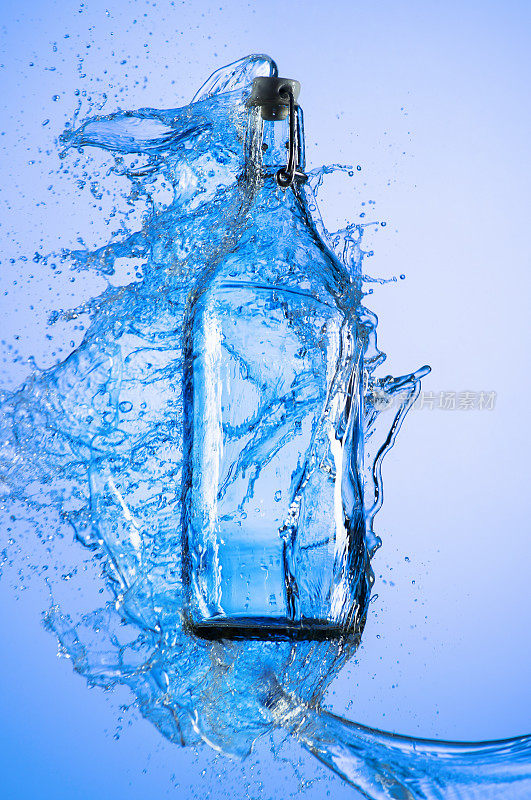 水瓶飞溅。蓝色背景。