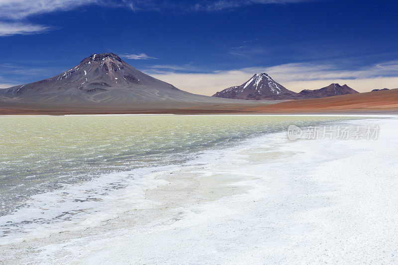 沙漠湖拉古纳勒加，高原，智利在一个阳光明媚的日子
