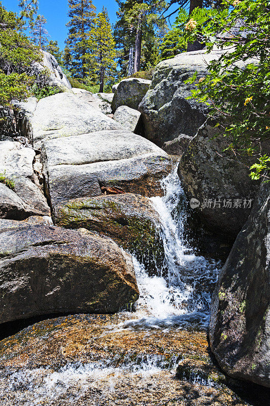 山间溪流流过博尔德