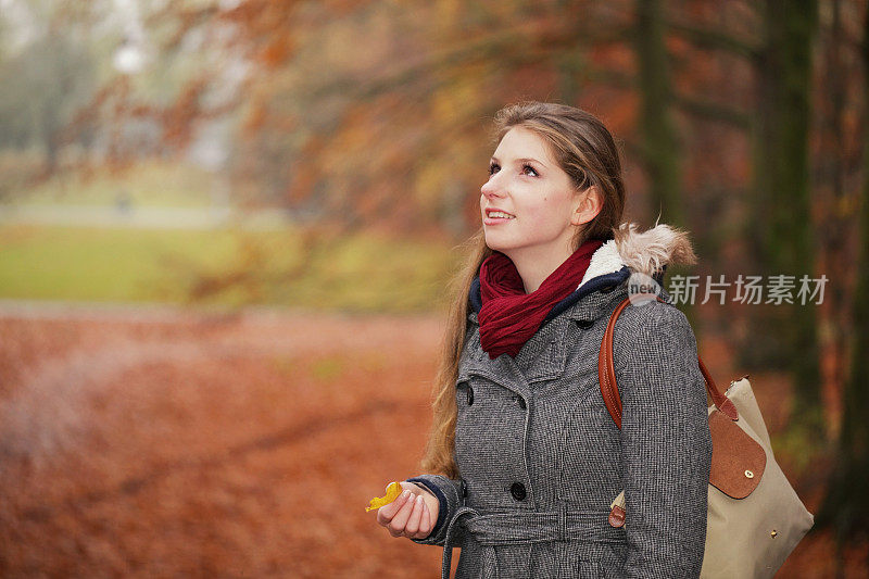 女人在秋天