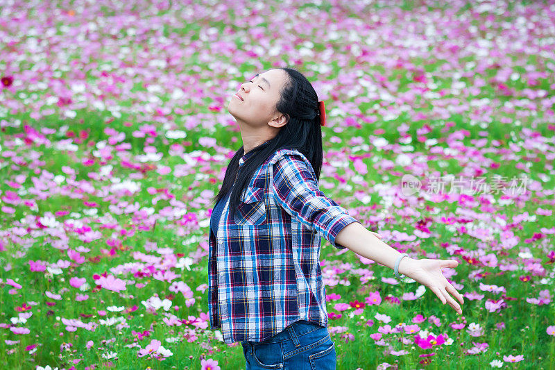 花海中的女孩