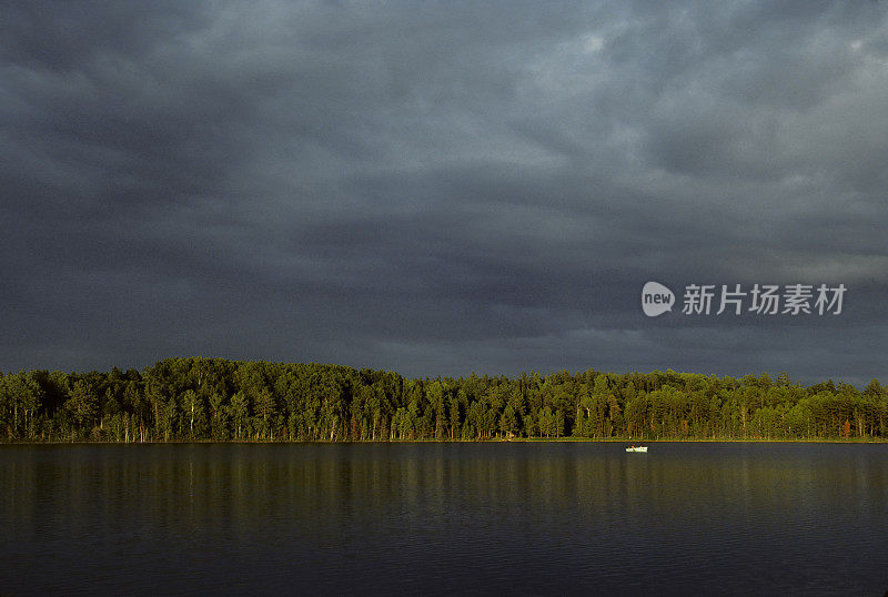 湖上隐现雷雨