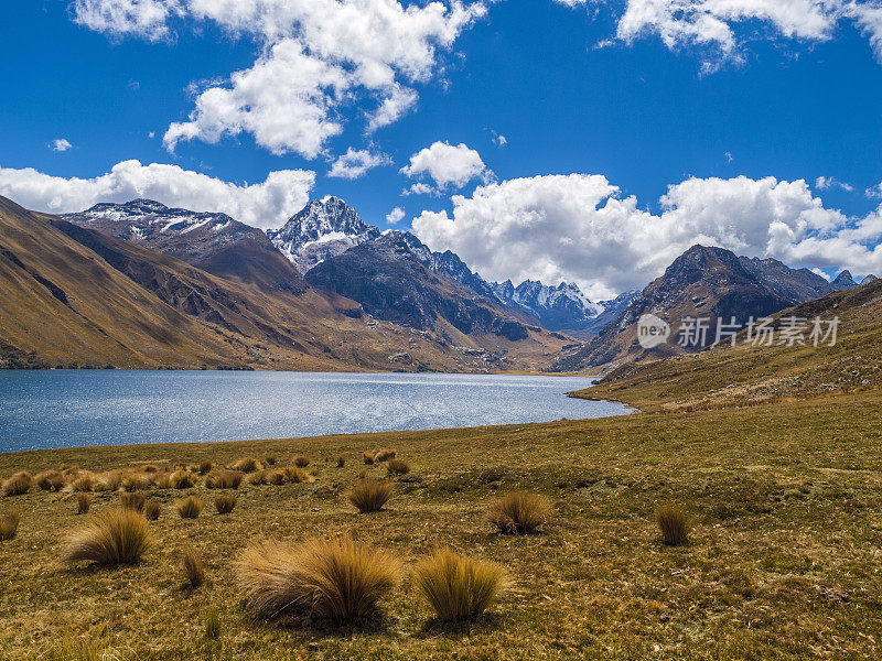 秘鲁布兰卡山脉的高海拔湖泊