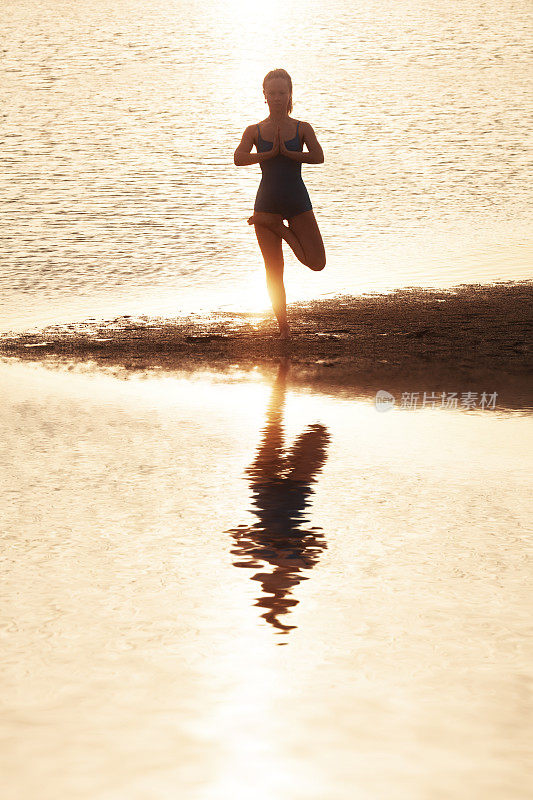 日落时在海滩上奔跑的人