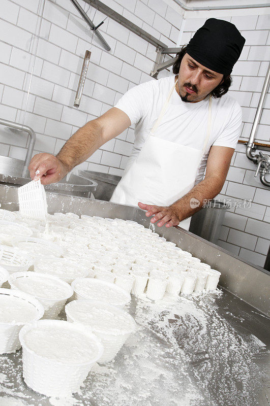 在马苏里拉奶酪工厂工作的男人。