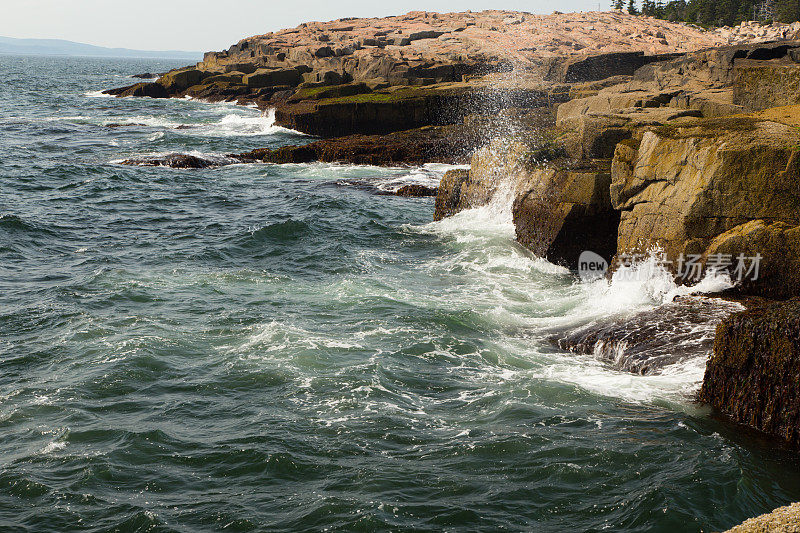 岩石海岸与海浪