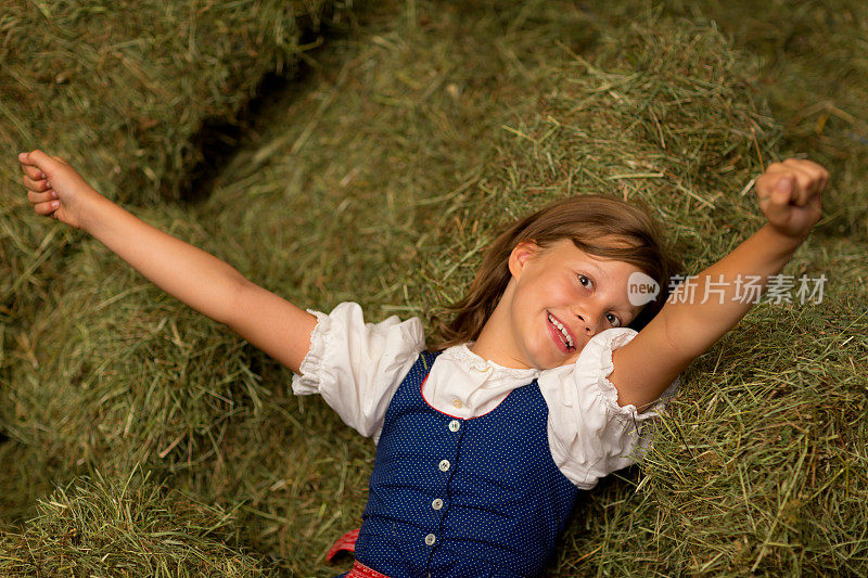 干草中的快乐女孩
