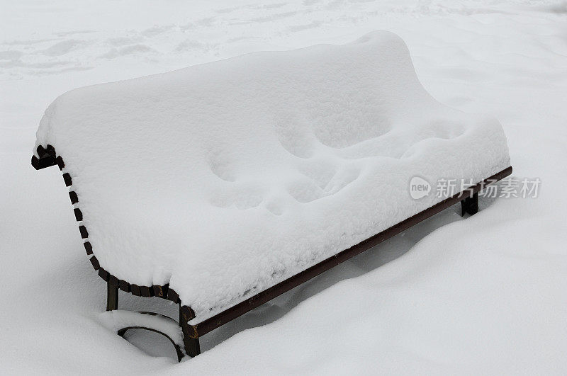 雪地里的长凳