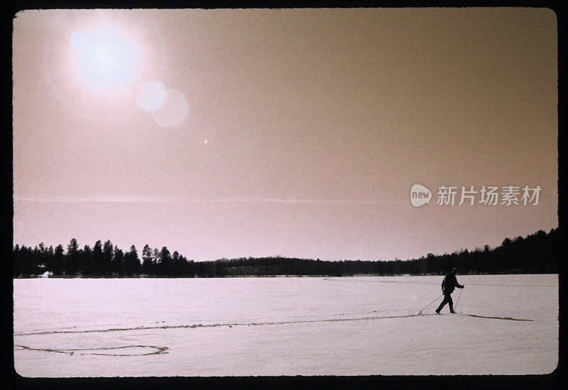 穿越国家滑雪者通过“戴安娜”相机