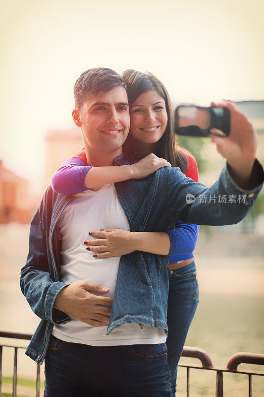 一对年轻夫妇在自拍