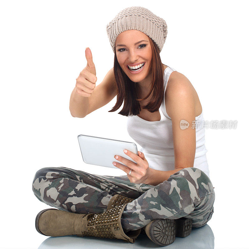 一名年轻女子用着平板电脑，竖起大拇指