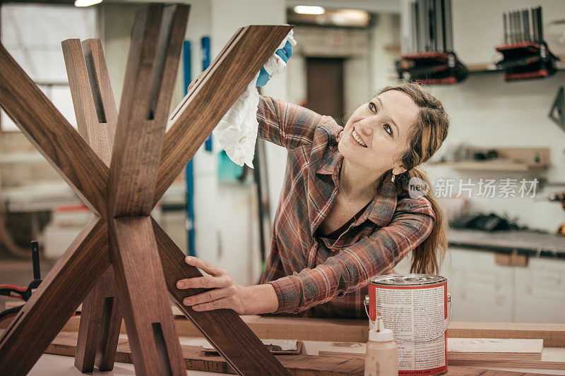 女家具设计师在工作室