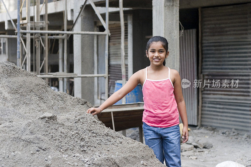 一个快乐的印度亚洲女孩女孩子建筑工地户外