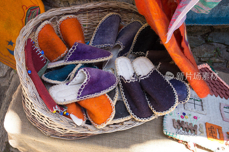 展出的传统土耳其凉鞋