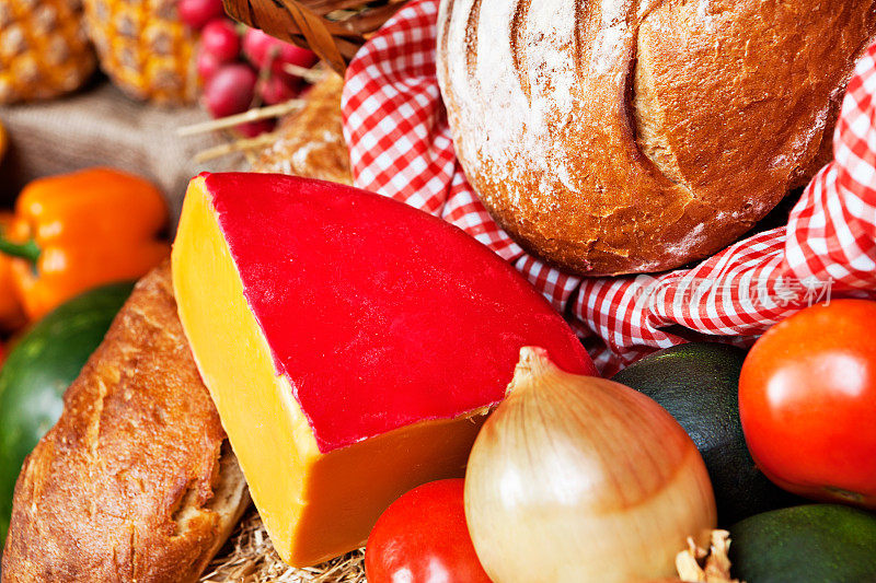 准备好乡村野餐:奶酪，面包，水果和蔬菜