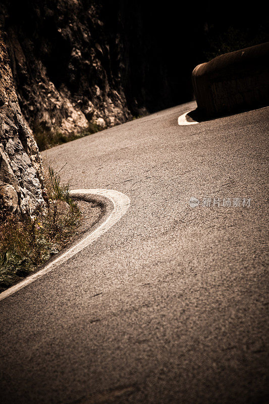 阿马尔菲海岸的空旷蜿蜒道路