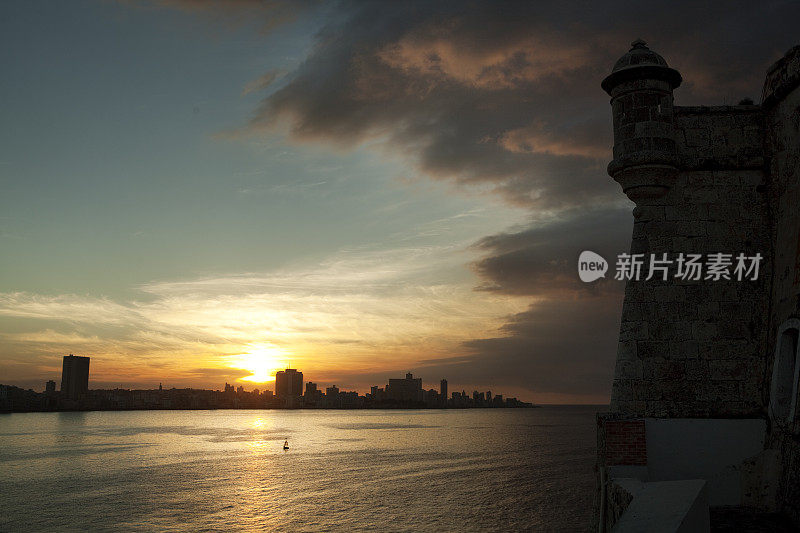 从古巴哈瓦那的摩罗城堡眺望城市日落