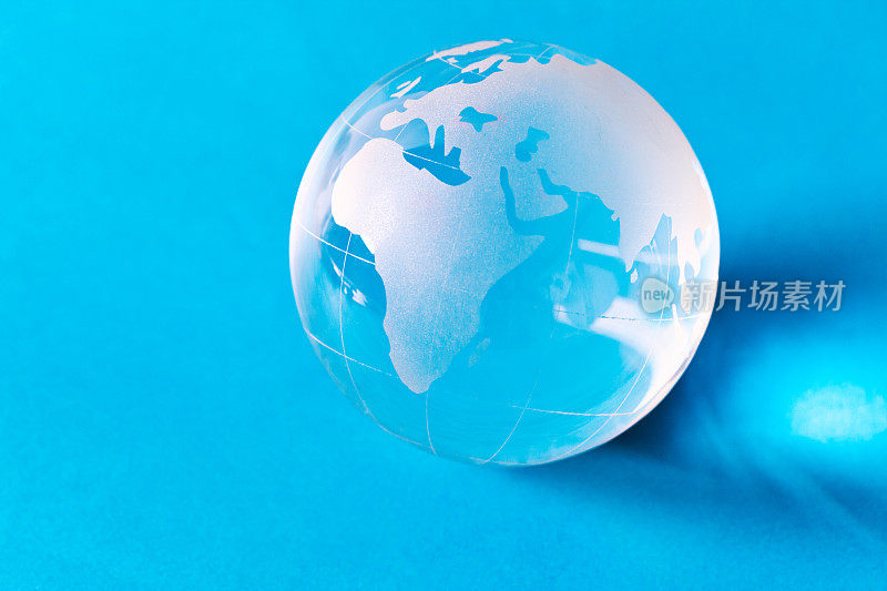 玻璃世界显示非洲在蓝色的背景