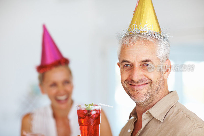 一位快乐的老人在生日聚会上玩得开心