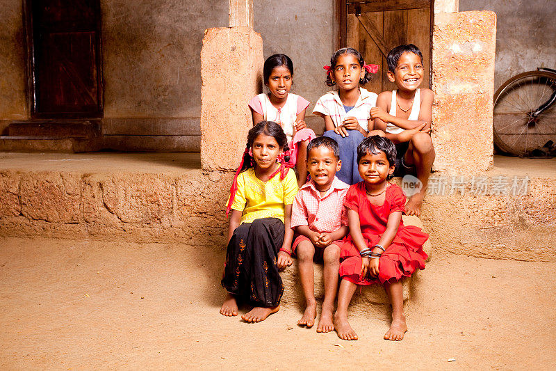 一群快乐的印度乡村儿童