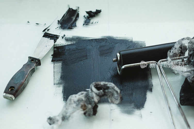 黑色印刷油墨与滚筒和抹刀