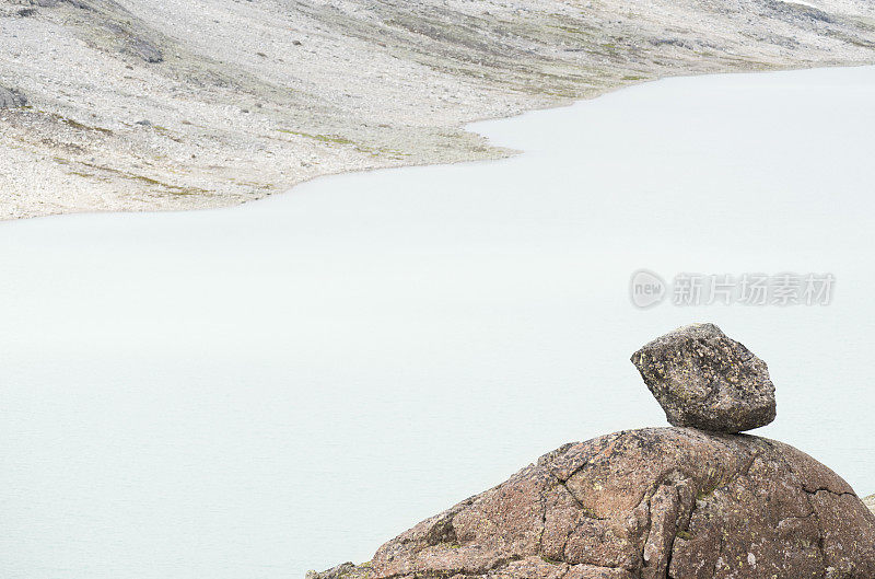 岩石和Kvitevatnet湖(白水湖)在Jotunheimen