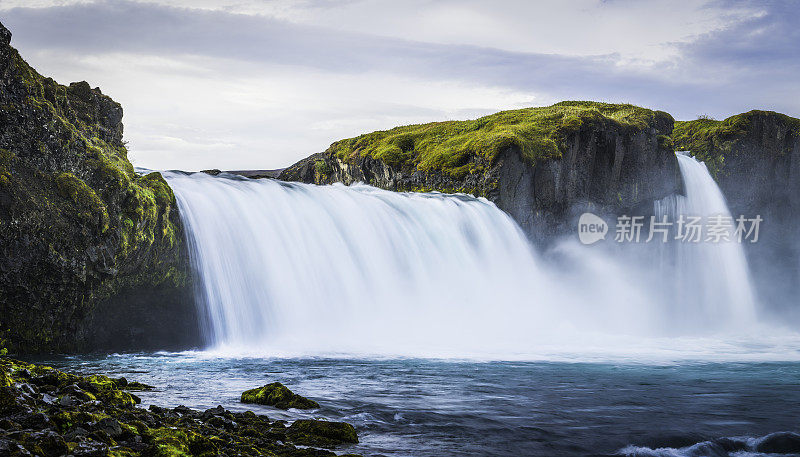 蓝色的瀑布瀑布在绿色苔藓山河冰岛Godafoss