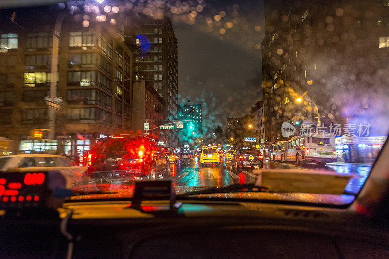 从一辆纽约出租车内在雨夜的观点