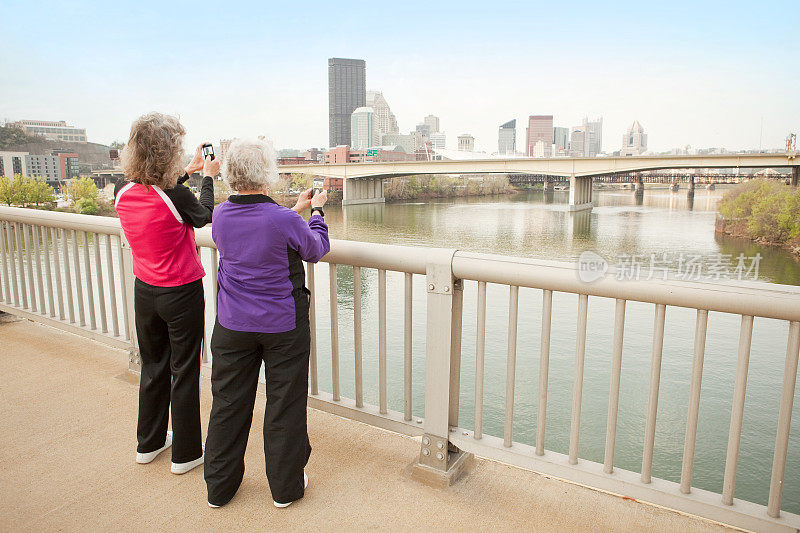 匹兹堡游客用手机拍照