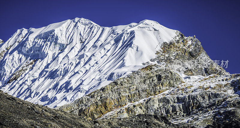 登山者正在攀登尼泊尔喜马拉雅山海拔6199米的白雪山