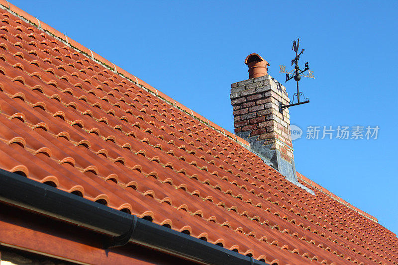 新的红粘土屋顶瓦，砖烟囱，风向标，新建房屋