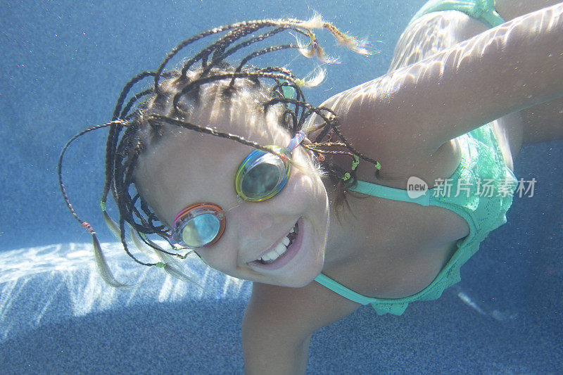 戴着护目镜在水下游泳的女孩