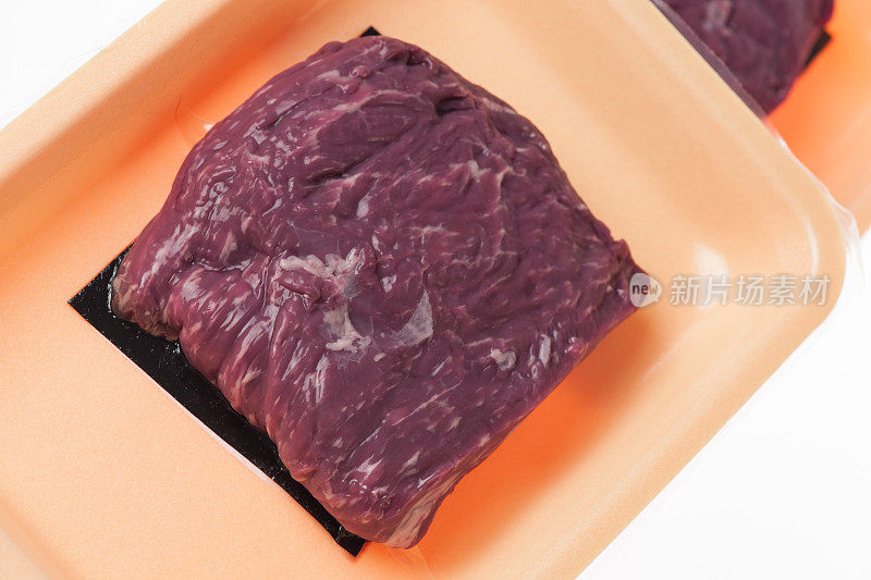 牛肉放在塑料托盘上