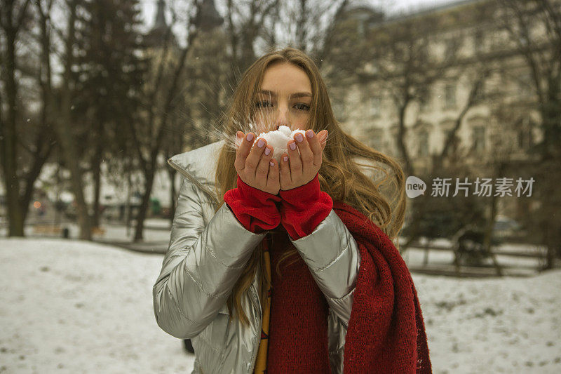 年轻的乌克兰女孩在乌克兰利沃夫公园玩雪