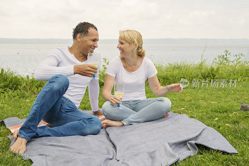 一对成年异性恋夫妇在河边喝酒。