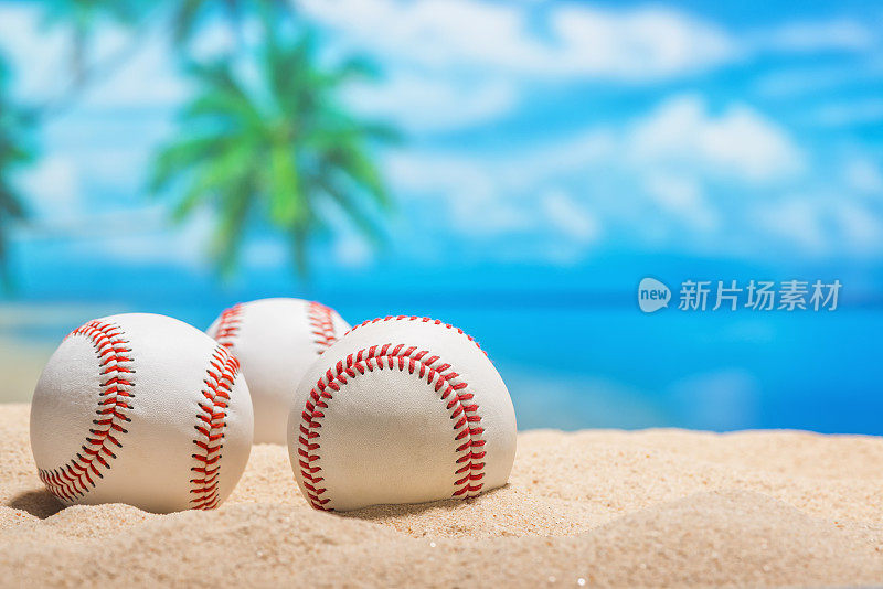 三个棒球在沙滩上为春季训练葡萄柚联盟