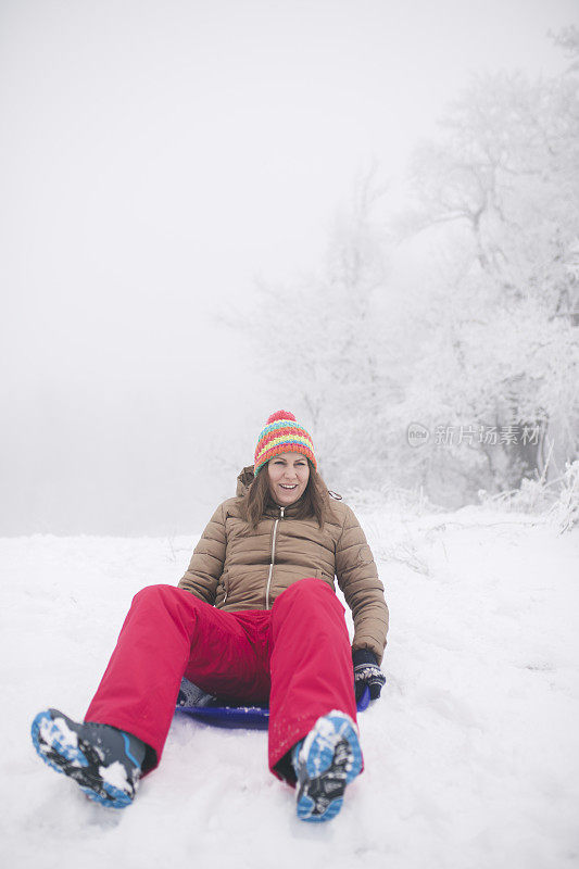 年轻女子拉着雪橇