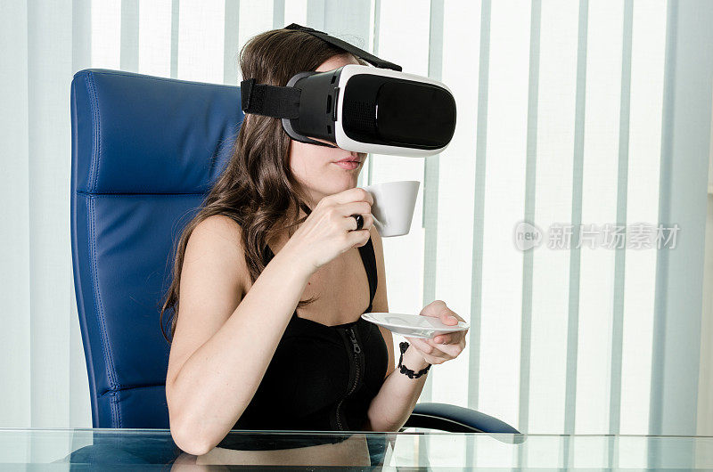正在喝虚拟咖啡的可爱女孩