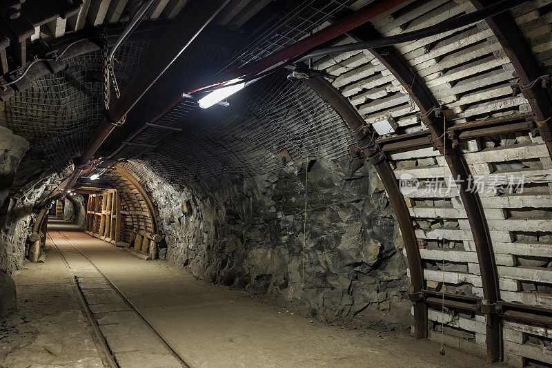 煤矿用钢支撑的地下走廊