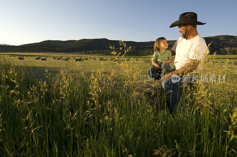 绿色干草地里的美国天然有机农民家庭