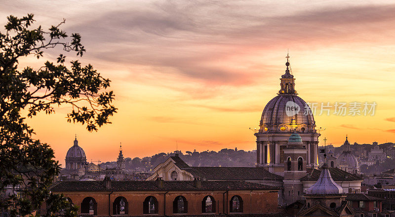 意大利，罗马的天际线和教堂的圆屋顶