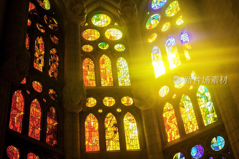 巴塞罗那圣家堂的玻璃窗