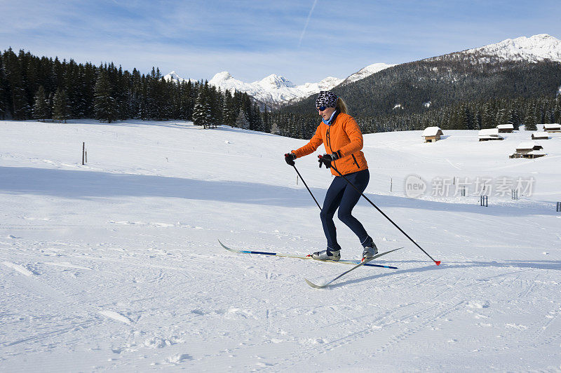 年轻美丽的女子在越野滑雪-滑冰风格