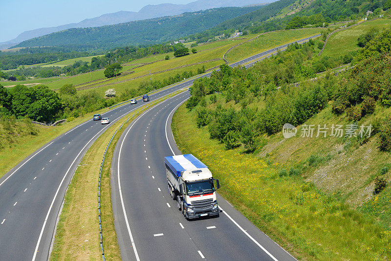 乡村公路上的铰接式货车