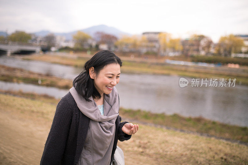 一个日本女人在河边散步