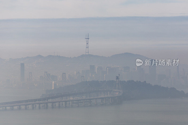 阴森的旧金山在朦胧的冬日晨光中