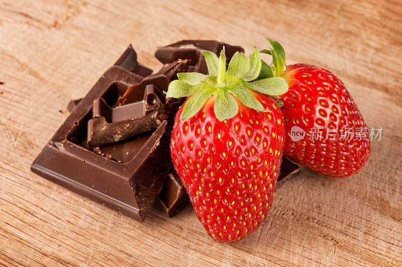 草莓配巧克力块