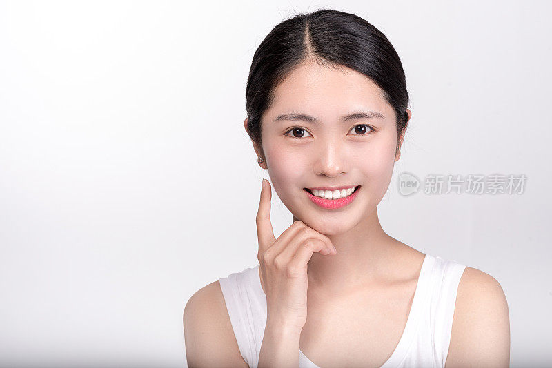 特写年轻的亚洲女人的脸与干净的皮肤